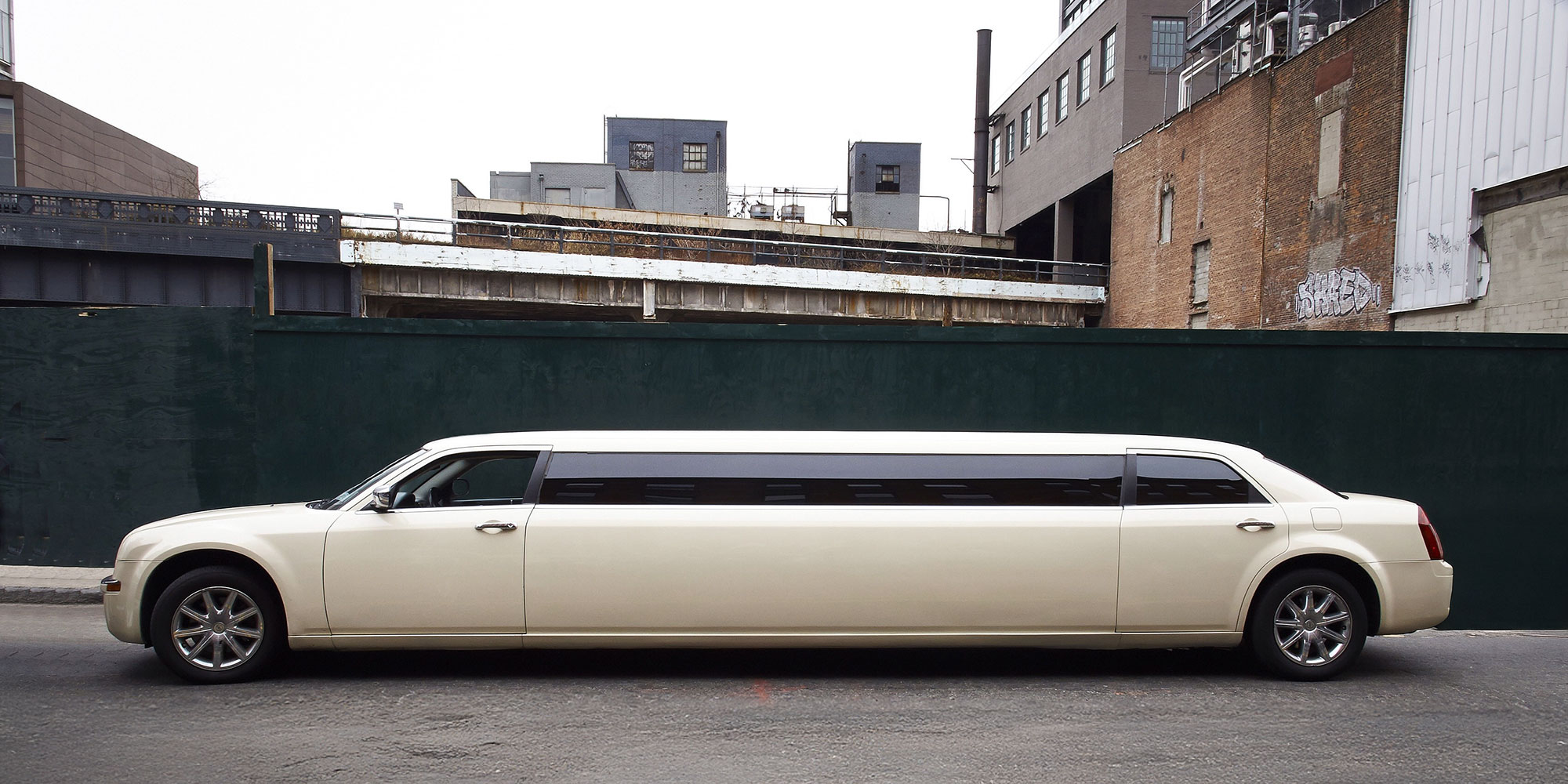 Chrysler 300C Stretchlimo in Dresden / Chrysler 300C stretch limousine in Dresden